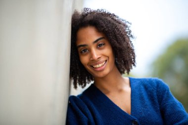 Kapalı Portre Gülümseyen Kadın Duvarda