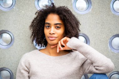 Çekici kadın gelişigüzel poz veriyor.