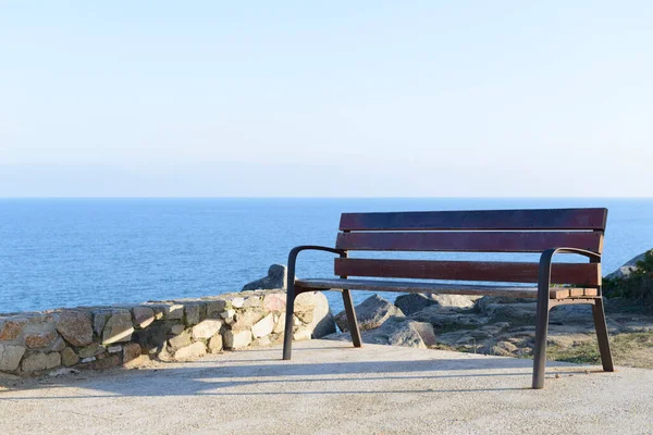 海の前でリラックスするためのベンチ — ストック写真