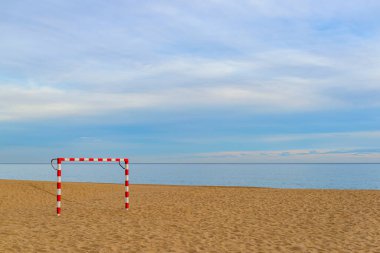 Yalnızlık Puanı: Issız bir plajdaki kale direği