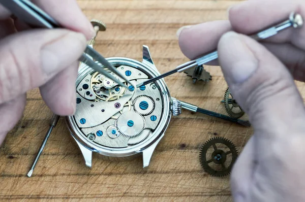永恒不变的精准 钟表匠的艺术实践 — 图库照片