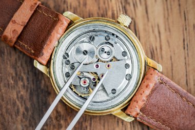 Zamansız Kesinlik: Bir Saatçinin Sanatsal Çalışması