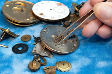 Zamansız Kesinlik: Bir Saatçinin Sanatsal Çalışması