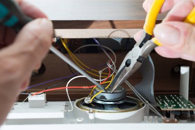 İnce Ayarlı Ses: Radyo Onarım Sanatı