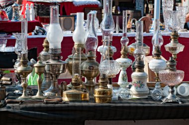 Antika Mirası Pazarı: Vintage Koleksiyoncuları ve Uzmanları İçin Bir Sığınak