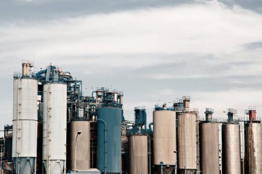 Kaynak İkilemi: Bugünün Dünya 'sında Dağıtım ve Enerji Kıtlığıyla Mücadele