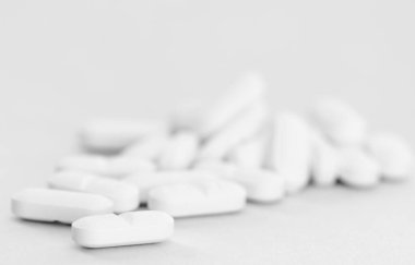 Huzursuzluk Reçetesi: Anksiyete ve Uykusuzluk Haplarının Arkasındaki Sosyal Sorunları Keşfetmek