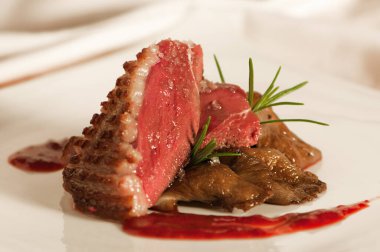 Ahududu Senfonisi: Magret de Pato 'nun karşı konulmaz harmanının ahududu ve mantar sosuyla tadını çıkarın