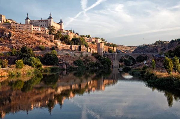 Toledo Reflektioner Fånga Den Tidlösa Skönheten Stad Och Dess Rive — Stockfoto