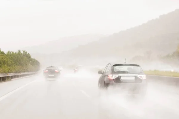 暴雨期间在公路上开车的危险 免版税图库图片