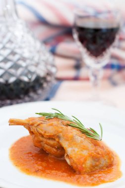 Bıldırcın eti: Domates sosunun tuzlu sansasyonunu yakalamak