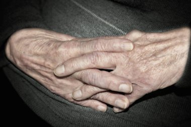 Yıpranmış Ellerde Zamansız Bilgelik: Çağlar ve Tecrübeler Arasında Fotoğraf Yolculuğu