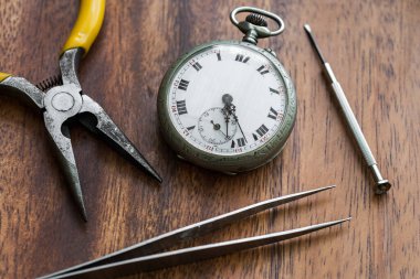 Zamansız Kesinlik: Bir Saatçinin Sanatsal Çalışması