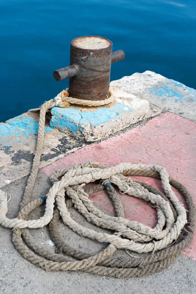 传统的解说 探索渔港系泊锚杆的乡村之美 — 图库照片
