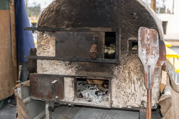 薪パンの芸術 伝統的なオーブンで本物の職人の愛を作る — ストック写真