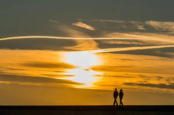 Sun Kissed Serenity Romantic Stroll Sunset — Stock Photo, Image