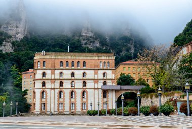 Sükunet Fısıltısı: Katalunya 'daki Montserrat' ın Büyüleyici Manastırı 'nı Keşfetmek