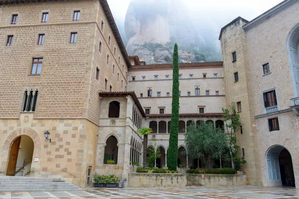 Шепот Спокойствия Изучение Очаровательного Монастыря Монтсеррат Каталонии — стоковое фото
