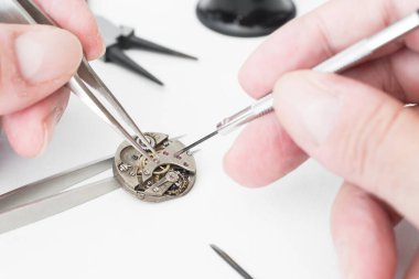 Zamansız Kesinlik: Bir Saatçinin Sanatsal Çalışması