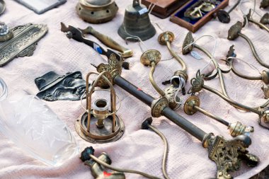 Zamansız Hazineler: Büyüleyici Antika Dünyası 'nı Keşfetmek