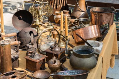 Zamansız Hazineler: Büyüleyici Antika Dünyası 'nı Keşfetmek