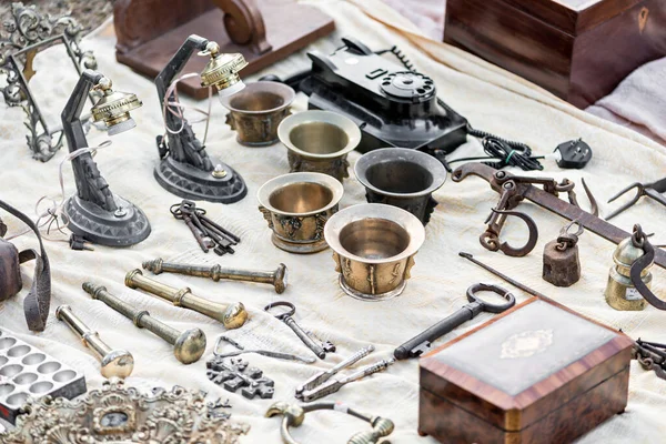永恒的宝藏 探索古董商迷人的世界 免版税图库照片