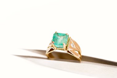 Bir Parıltılı Şov: Uzman El Yapımı Mücevher ve Aksesuarlar