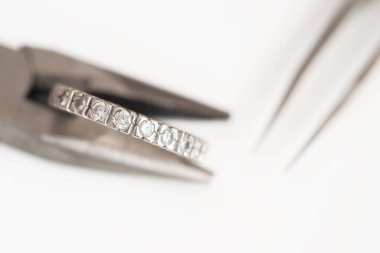 Bir Parıltılı Şov: Uzman El Yapımı Mücevher ve Aksesuarlar