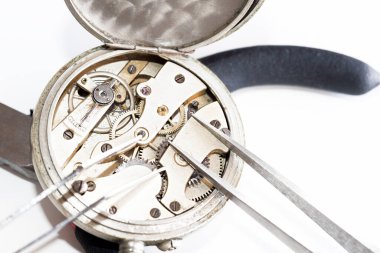 Zamansız Kesinlik: Bir Saatçinin Sanatsal Çalışması