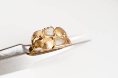 Bir Parıltılı Şov: Uzman El Yapımı Mücevher ve Aksesuarlar