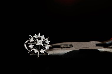 Bir Parıltılı Şov: Uzman El Yapımı Mücevher ve Aksesuarlar