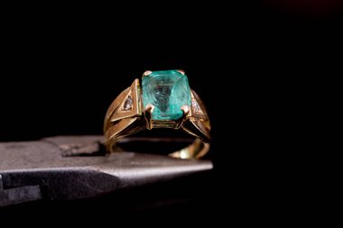 Bir Parıltılı Şov: Uzman El Yapımı Mücevher ve Aksesuarlar