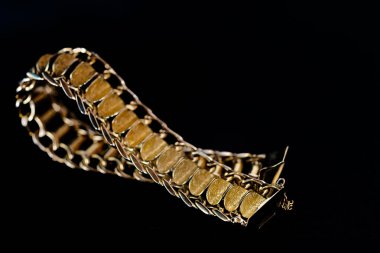 Bir Parıltılı Şov: Uzman El Yapımı Mücevher ve Aksesuarlar