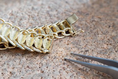 Bir Parıltılı Şov: Uzman El Yapımı Mücevher ve Aksesuarlar