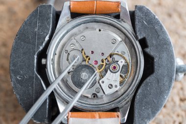 Zamansız Kesinlik: Bir Saatçinin Sanatsal Çalışması