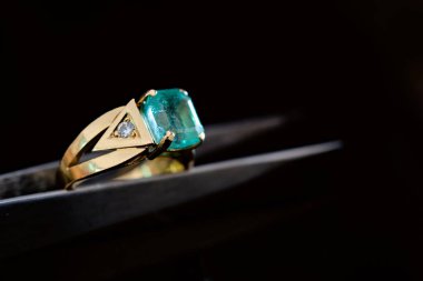 Bir Parıltılı Şov: Uzman El Yapımı Mücevher ve Aksesuarlar