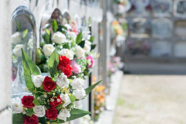 Hatıra Bahçesi: Mezarlık Çiçeklerinin Dili