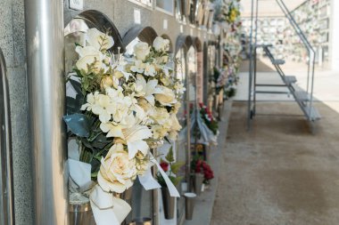 Hatıra Bahçesi: Mezarlık Çiçeklerinin Dili