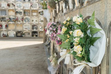 Hatıra Bahçesi: Mezarlık Çiçeklerinin Dili