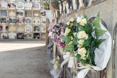 Hatıra Bahçesi: Mezarlık Çiçeklerinin Dili