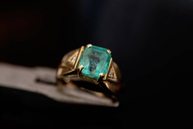 Bir Parıltılı Şov: Uzman El Yapımı Mücevher ve Aksesuarlar