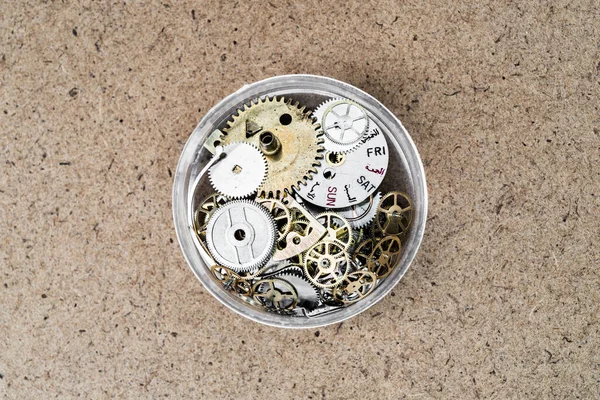 Zamansız Kesinlik: Bir Saatçinin Sanatsal Çalışması