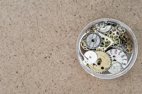 Zamansız Kesinlik: Bir Saatçinin Sanatsal Çalışması