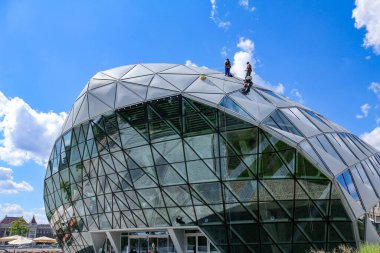 Modern Mimarlık Binası. Modern Mimarlık. Çatı. Yükseklerde çalışmak.