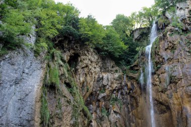 Güzel Doğa. Parktaki şelaleler. Gölün berrak suyu. Şelale Şelalesi. Plitvice Gölleri Ulusal Parkı.