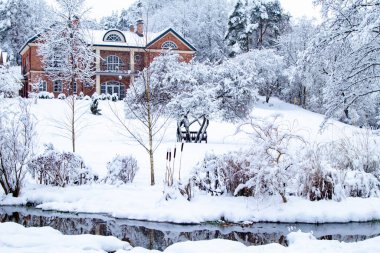 Kış Ormanı Akıntısı. Kar ve Akıntılı Kış Ormanı Sahnesi. Soğuk berrak su akıntısı. Kar yığınları ve orman ağaçlarıyla kış manzarası. Kış. Karlı Orman. 