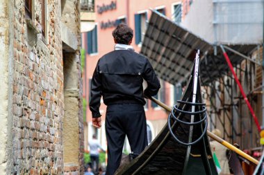 Venedik 'te Gondol Turu. Gondolcular Büyük Kanal 'da. Venedik Seyahati