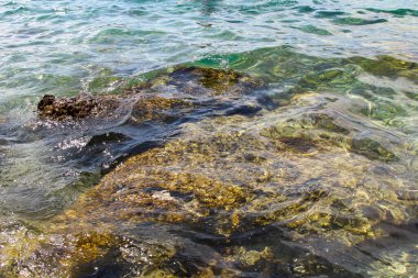 Mavi Akdeniz 'de. Temiz Su. Akdeniz 'in Dibindeki Taşlar. Küçük Dalgalar.