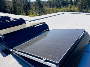 Güneş PV Enerji Santrali için Bağlanan Yapı. Düz Çatı için Fotovoltaik Bağlama Sistemi. Daire Düz Çatı Sistemi.