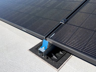 Güneş PV Enerji Santrali için Bağlanan Yapı. Düz Çatı için Fotovoltaik Bağlama Sistemi. Daire Düz Çatı Sistemi.